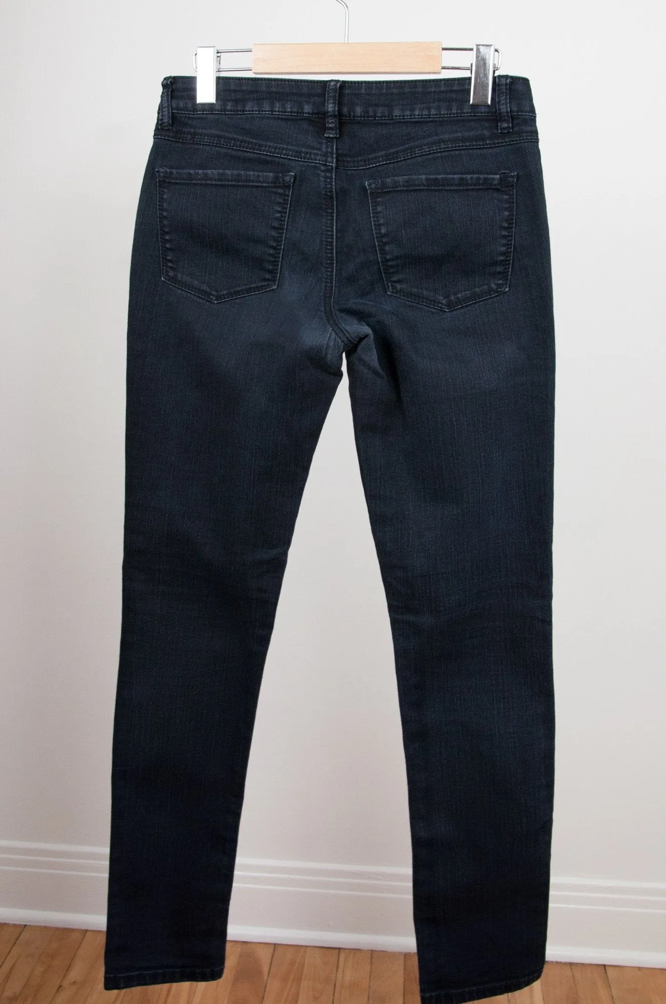 Black low-rise skinny jeans